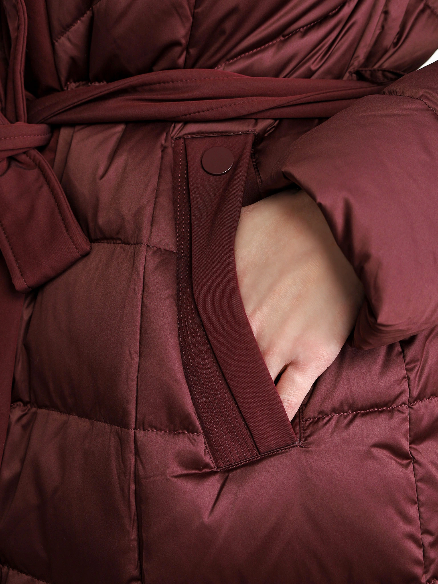 Пуховик бордового цвета с капюшоном